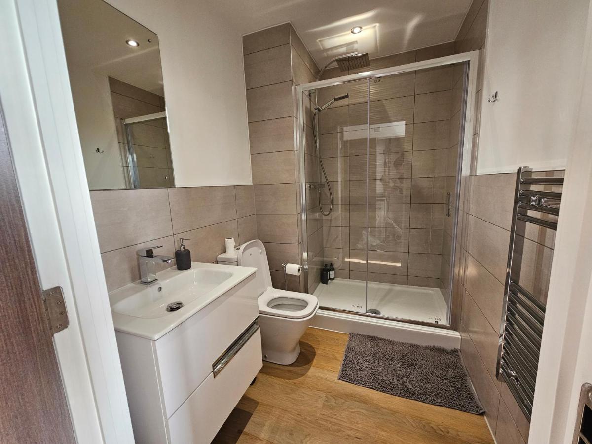 Brand New Trafford Apartment Manchester Exterior photo